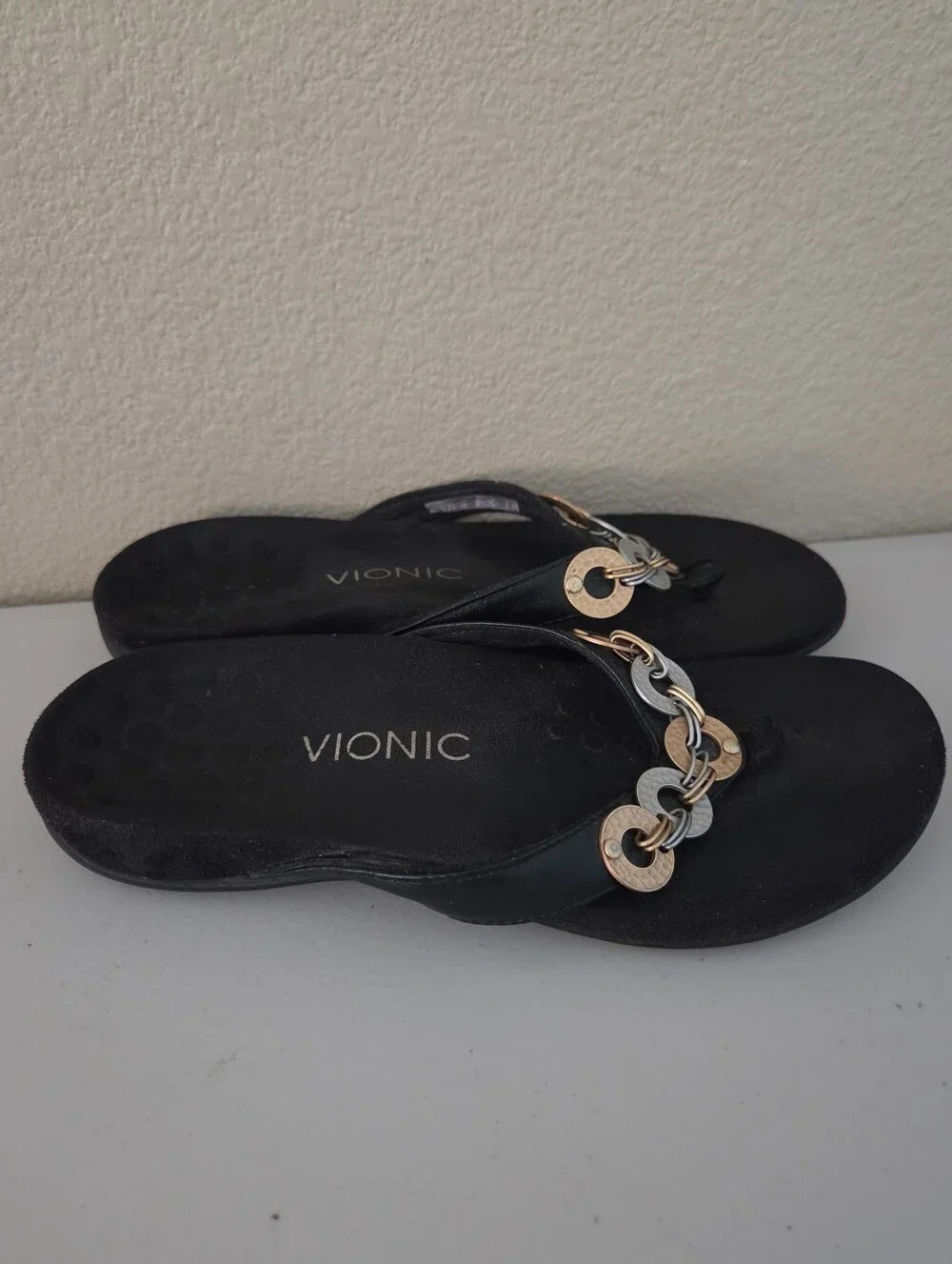 vionic womens black orthotic flip flop sandals metallic ring accent size 6